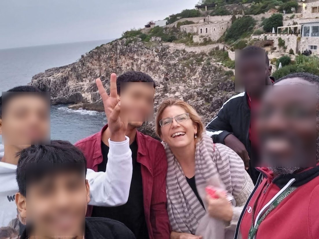 Valentina with colleagues and young migrants at the coast