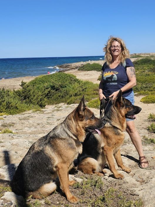 Valentina con i due pastori tedeschi in spiaggia